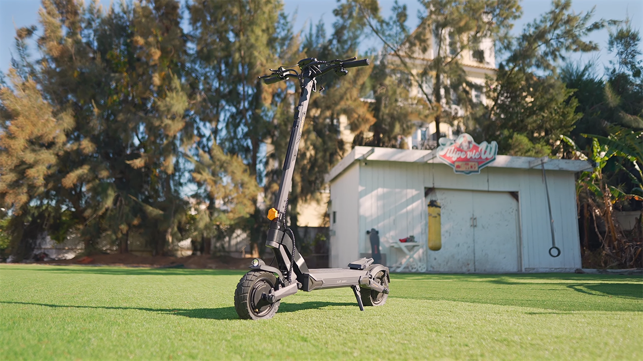 How Ausom's Suspension, Tires, and Brakes Improve Electric Scooter Safety and Comfort on Match Day